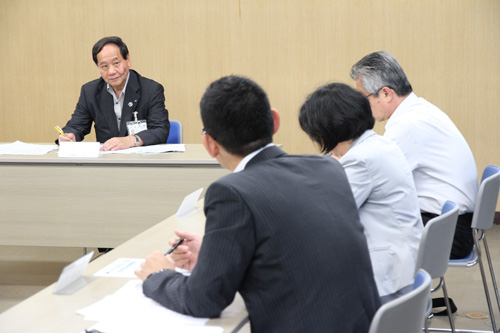 意見に耳を傾ける大西市長