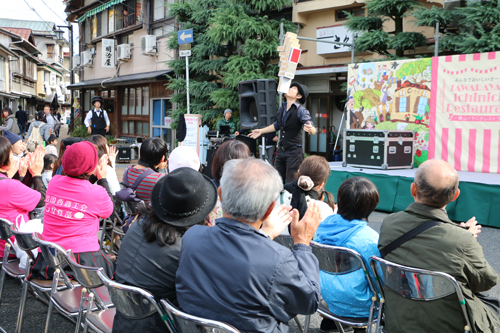 本祭では、ステージや温泉街の各所で大道芸パフォーマンスが披露された