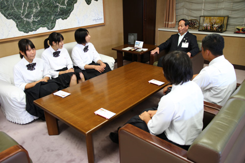 競技をはじめたきっかけや普段の練習内容について話を交わす