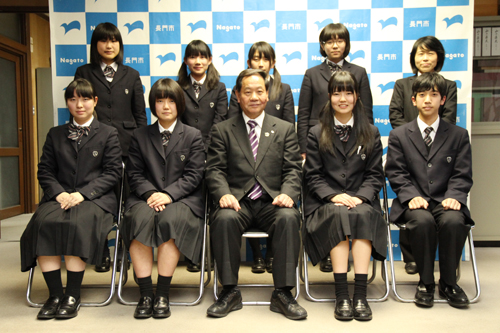 （前列左から）矢田部さん、市さん、大西市長、山村さん、下瀬さん（後列左から）坂倉さん、吉岡さん、松林さん、中野さん、中野先生