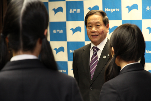 出場者を激励する大西市長
