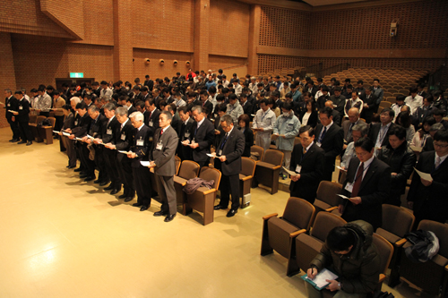 出席した市職員は支所や出張所の職員も含め約200人