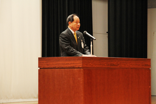 あいさつする大西市長