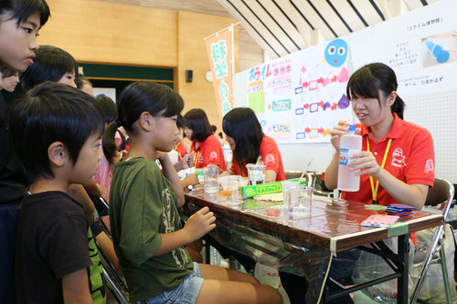 山口大学の学生からスライムの作り方を学ぶ