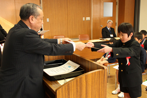 教育長から一人ひとりに手渡された