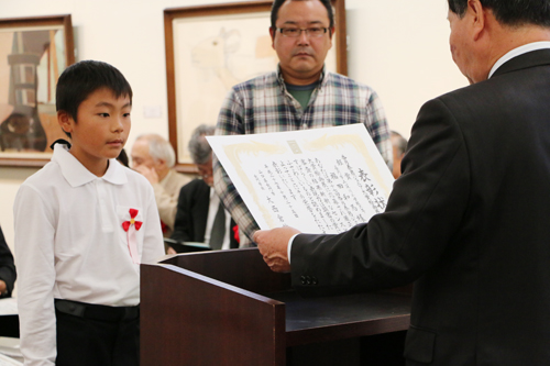 受賞者一人ひとりに賞状が手渡される