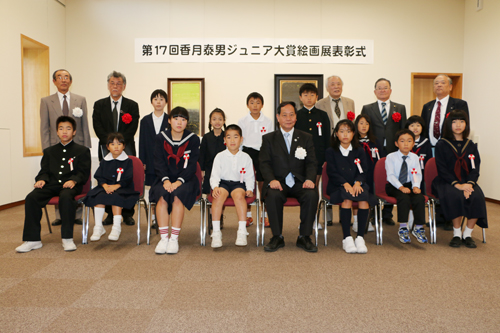 受賞者13人で記念撮影