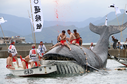 クジラを仕留め歓喜の声を上げる男衆