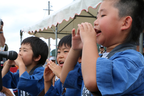 「クジラが来たぞー！」通小学校1年生による叫り賞歩（たけりしょうぶ）
