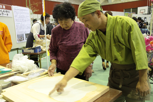 日置産のそば粉で打つそば打ち体験
