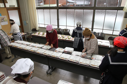 この日配布された弁当は235個