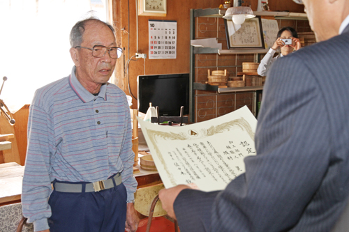長門農林事務所の河村所長から認定証が贈呈される