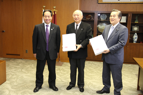 柳居俊学山口県議会議長（中）、畑原基成副議長（右）にも対応を報告