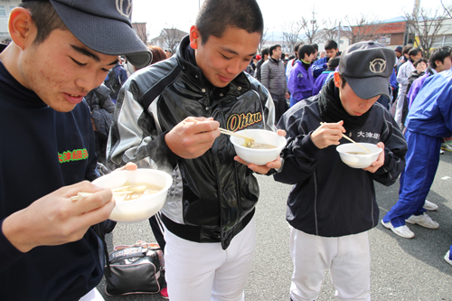 今年は例年のうどんに加えて、鶏鍋も用意された
