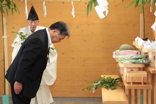玉ぐしを捧げる磯部副市長
