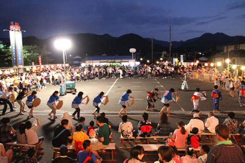 輪になって踊る参加者