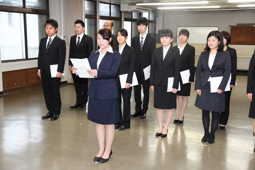 新規採用職員を代表して宣誓を行う