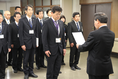 管理職員へ辞令が手渡される