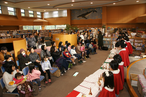 来館者は演奏を楽しむ