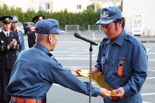 入江団長から鍵が手渡される