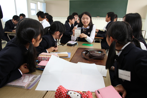 交流授業ではまず英語で自己紹介