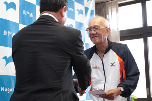 選手を激励する大西市長