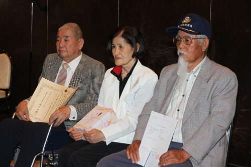 感謝状を受けた石田さん（左）と指定証を受けた林さん（右）