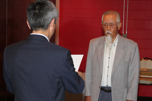 福山孝輝仙崎海上保安部長から指定証を受ける林さん
