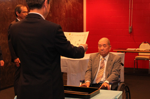 福山仙崎海上保安部長から感謝状を受ける石田さん