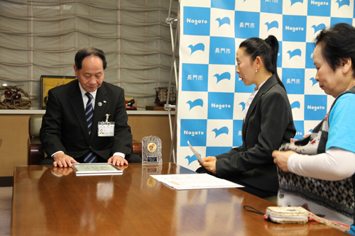 講師をしている山崎さん（右から２番目）から詳しい話を聞く