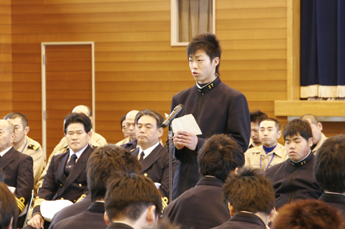 決意の言葉を述べる土井和真さん