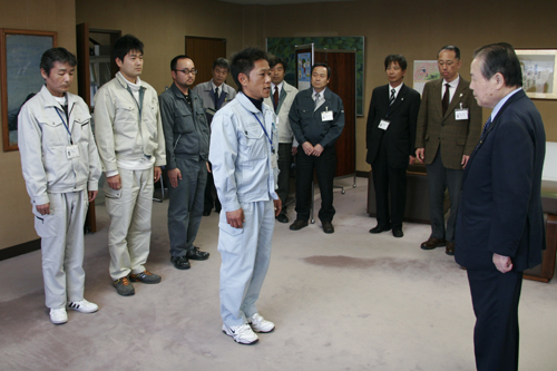 市長室で行われた報告会