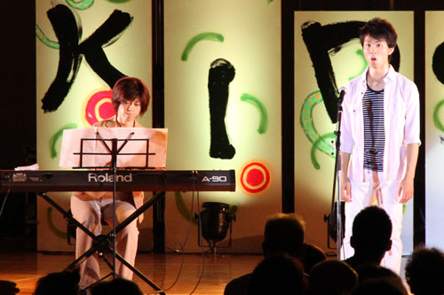油谷子どもミュージカル出身で東京の大学で声楽を学ぶ村田晃一さんが歌声を披露
