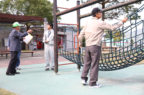 遊具の安全性を確かめる