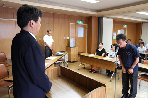選手を代表してあいさつをする西間さん