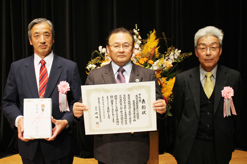 表彰された長門市俵山地域農地・水・環境保全管理協定運営委員会の皆さん