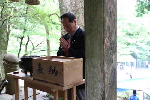 参拝する大西市長