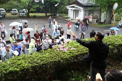 多くの人でにぎわった餅まき