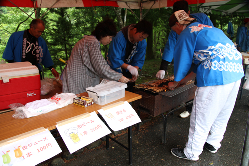 観音堂前の広場では焼き鳥などの出店が行われた