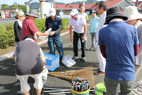 ごみ袋や道具を配布