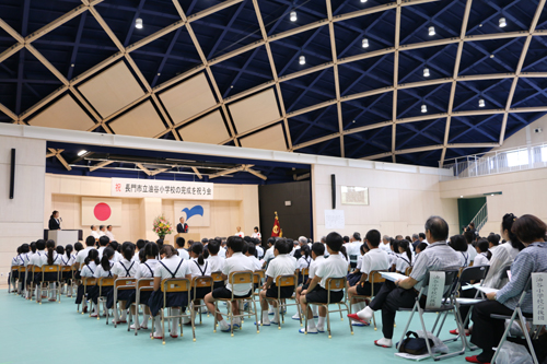 施工業者や学校関係者など約250人が出席