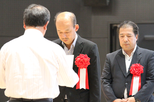 設計・施工業者に感謝状が贈呈される