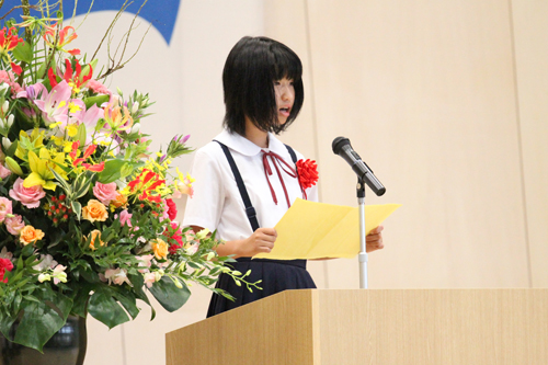 児童を代表して馬渡美帆さんが感謝のことばを述べる