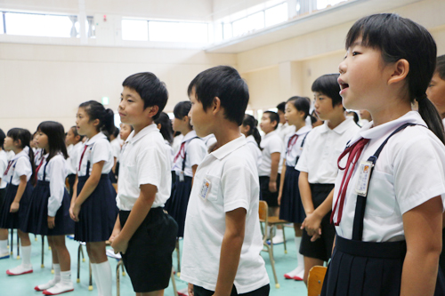 大きな声で校歌斉唱