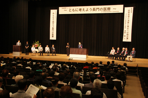 来賓のあいさつをする南野市長