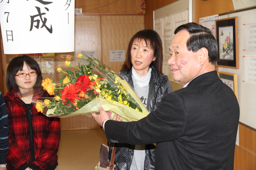 大西市長から花束を受け取る林さん