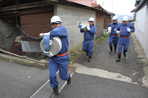 火災現場に急ぐ消防団員