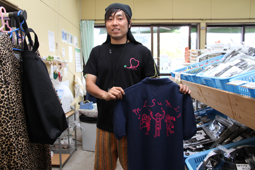 三隅オリジナルtシャツを着た津田さんが三隅オリジナルポロシャツを紹介