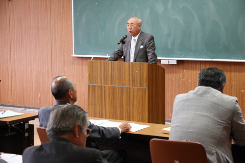 あいさつをする藤本雄二会長