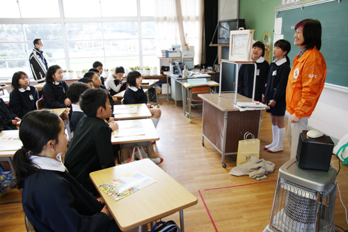児童の代表が紙芝居を読む